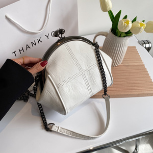 <span class=keywords><strong>Sac</strong></span> à <span class=keywords><strong>main</strong></span> bandoulière structuré hexagonal en <span class=keywords><strong>cuir</strong></span> PU gris clair, style rétro minimaliste, avec fermoir Kiss Lock et cadre métallique, pour femme - En stock - Product Image 2