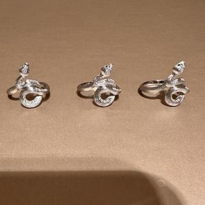 Anillo de Plata Pura S925 con Diseño de Serpiente Enrollada, Estilo Vintage Único con Baño de Oro de 18K, Exquisito Anillo de Alta Gama de Talla Única - Product Image 3