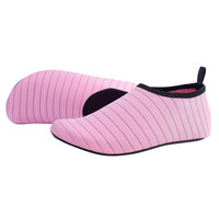 Chaussures de plage et de plongée en apnée de style nouveau, unisexes, pour enfants, à semelle souple, séchage rapide, antidérapantes, résistantes aux coupures, imperméables