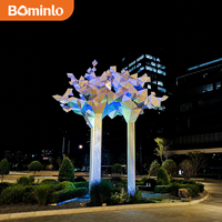 Sculpture d'arbre en acier inoxydable illuminée, au design géométrique à facettes, grande œuvre d'art métallique moderne éclairée pour place nocturne
