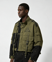 Veste tactique verte avec empiècements noirs et plusieurs poches cargo, sangles à boucles, fabricant OEM de streetwear