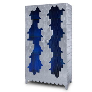 Gabinete de Almacenamiento para Entrada, Inspirado en el Estilo Urbano, con Acabado Plateado Brillante, Estantes de Vidrio y Refuerzo Metálico - Product Image 1