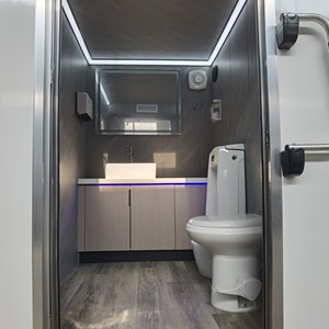Remorque WC mobile publique de luxe à 2 postes, autonome, climatisée, design moderne pour usage extérieur et commerce - Product Image 4