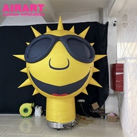 Mascotte gonflable géante de soleil en forme de dessin animé avec éclairage LED et lunettes de soleil, personnage gonflable cool pour l'affichage lors d'événements estivaux en centre commercial