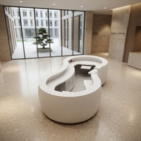 Comptoir d'accueil sur mesure en matériau composite durable blanc neige pour hôpital, bureau, immeuble et centre commercial