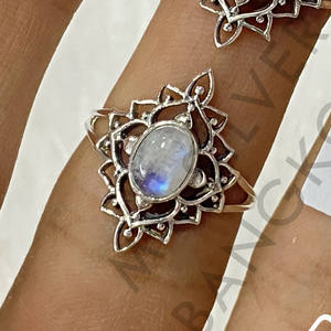 Bague en pierre de lune naturelle de forme ovale, fabriquée en argent sterling massif 925, cadeau idéal pour la Saint-Valentin pour elle - Product Image 2