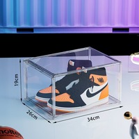 Boîte à chaussures écologique en matériau haute transparence, étanche, empilable, avec accès frontal facile, couleur personnalisable pour une organisation optimale et visible.