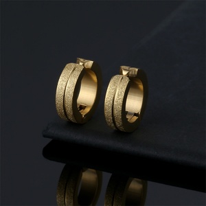 Boucles d'oreilles créoles en acier inoxydable pour hommes, anti-ternissement, avec breloque, style clip-on - Product Image 3