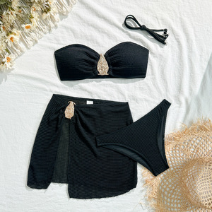 Conjunto de bikini de 3 piezas para mujer al por mayor: bikini bandeau texturizado con decoración metálica y falda cruzada, traje de baño de playa - Product Image 6
