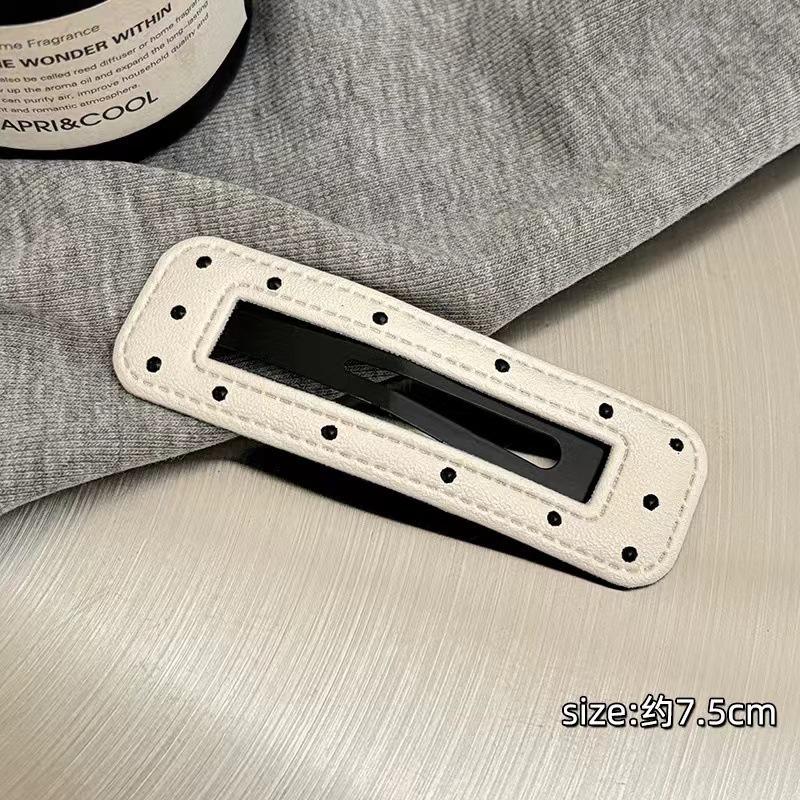 5 white hollow rectangle