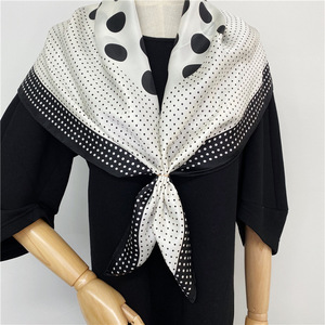 Foulard Quadrato in Pura <span class=keywords><strong>Seta</strong></span> 90*90cm, Motivo Floreale Classico Bianco e <span class=keywords><strong>Nero</strong></span>, Sciarpa Primaverile ad Asciugatura Rapida, Regalo per Donna - Product Image 3