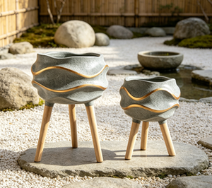 Ensemble de 2 pots de plantes texturés ondulés sur trépied, finition pierre mouchetée, jardinière à fleurs avec pieds en bois, pour plantes décoratives d'intérieur et d'extérieur - Product Image 4