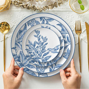 Venta al por mayor Vintage Azul Floral Decoración Country Style Bone China Cargador Platos Cena Plato Set - Product Image 2