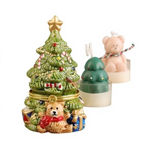 Set Regalo Candele Natalizie Creative e Carine a Forma di Albero di Natale e Orso, in Cera di Soia Mista Dipinta e Versata a Mano - Product Image 6