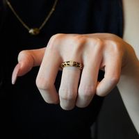 Bague en alliage doré incrusté de pierre naturelle à motif léopard, mode féminine, luxe léger, haut de gamme, design de niche polyvalent, pour petite amie