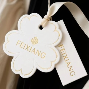Etiquetas de Lujo <span class=keywords><strong>con</strong></span> Recortes Florales <span class=keywords><strong>para</strong></span> <span class=keywords><strong>Ropa</strong></span>, Logotipo Personalizado, Estampado en Caliente Dorado, Etiquetas de Papel en Relieve <span class=keywords><strong>para</strong></span> <span class=keywords><strong>Ropa</strong></span> Elegante de Mujer - Product Image 1