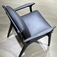 Fauteuil de salle à manger design minimaliste italien avec dossier en bois massif et revêtement en cuir pour les petits espaces, meubles pour la maison