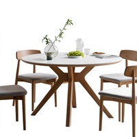 Table à manger ronde avec pieds en chêne massif en forme d'étoile et plateau en pierre, style minimaliste moderne pour petits appartements et restaurants