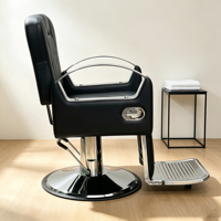 Fauteuil de barbier professionnel personnalisé en cuir matelassé noir, cadre chromé, pivotant et inclinable hydrauliquement, pour salon de coiffure masculin