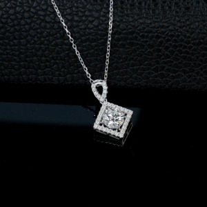 Collier classique en forme de princesse avec halo de diamants de laboratoire, pendentif solitaire à taille ronde avec accents pavés en argent 925 - Product Image 2
