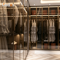 Dressing de luxe haut de gamme sur mesure avec portes vitrées, éclairage LED et îlot central pour chambre de villa
