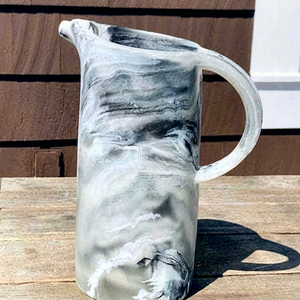 Carafe à eau en résine époxy personnalisée, pichet de service violet haut de gamme avec poignée moderne pour jus, thé, cocktails et table à manger - Product Image 1