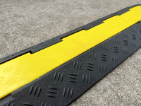 Protector de Cable de PVC de alta calidad, goma de tope de velocidad de canalización para seguridad vial, rampa de Cable de joroba de velocidad de 2/3/5 canales