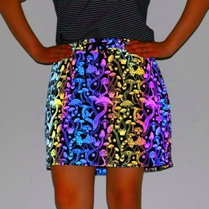 Falda Mini Reflectante con Estampado de Hongos Iridiscentes de Arcoíris, Moderna y de Alta Visibilidad para Mujer, MOQ Bajo - Product Image 1