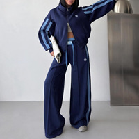 Fabricant OEM ODM de vêtements de sport rétro pour femmes, ensemble veste zippée à rayures colorées bleu marine et pantalon large à rayures latérales
