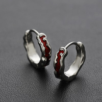 Boucles d'oreilles en métal rouge venin - Accessoires de luxe pour hommes, écologiques, style subtil, texture irrégulière, design unique, accessoires caractéristiques