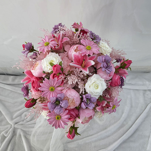 Boule de fleurs artificielles personnalisable, mélange de marguerites, roses et pivoines violettes, arrangement floral pour centre de table de mariage - Product Image 3