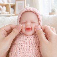 Poupée Reborn en Silicone Intégral de 6 Pouces, Bébé Endormi avec Bonnet au Crochet et Barboteuse à Bordure Blanche, Poupée Nouveau-né pour Jeu d'Imitation