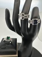 Ensemble de trois bagues minimalistes plaquées platine avec pierres de zircon cubique de laboratoire, design géométrique d'inspiration vintage, alliances