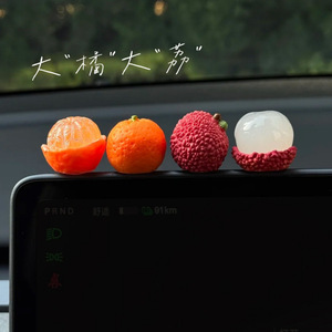 Adorno de Coche de Resina Roja Brillante con Diseño de Lichi Naranja Semipelado, Adhesivo Decorativo de Dibujos Animados para Consola Central - Product Image 2