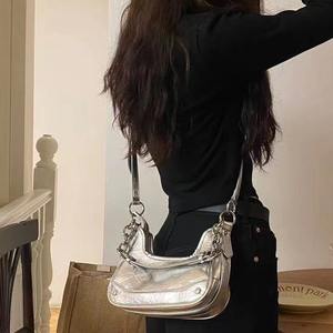 กระเป๋าสะพายข้างผู้หญิงแบบสายเดี่ยว ดีไซน์เฉพาะตัว กันน้ำ พร้อมซิป หนัง PU คุณภาพพรีเมียม จับจีบแบบพับ  สายโซ่คล้องแขน - Product Image 4