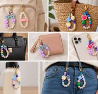 Kit de fabrication de porte-clés et breloques pour sacs DIY en gros avec perles lettres en acrylique, perles nacrées, cordons cirés, fermoirs mousquetons et boîte d'organisation