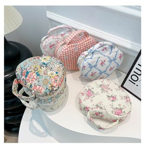 Sac de voyage personnalisé en forme de cœur matelassé pour femmes, imprimé floral, sac de rangement pour maquillage - Product Image 3