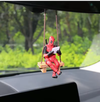 Bewegliche Actionfigur als Autospiegel-Dekoration, Mini-Modell-Spielzeug mit Rückblick-Pose, Einzigartige Auto-Dekoration, Geschenk für Feiertage