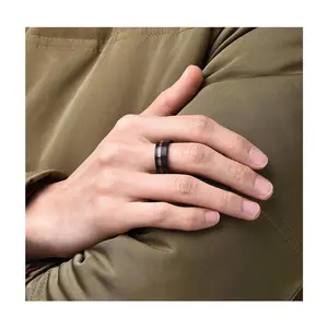 पुरुषों की अंगूठी के लिए केंद्र टंगस्टन कार्बाइड बैंड में टंगस्टन वेडिंग उल्कापिंड 8 मिमी ब्रश ब्लैक फिनिश कोआ लकड़ी जड़ा हुआ