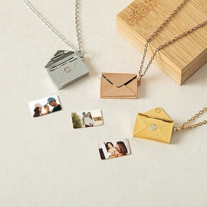 Shopify khắc phong bì với Bí Mật tin nhắn Mặt dây chuyền vòng cổ Tùy chỉnh hình ảnh mở mề đay chuỗi thả vận chuyển thương mại điện tử cửa hàng - Product Image 5