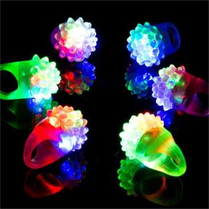 Anello luminoso a <span class=keywords><strong>LED</strong></span>-anelli morbidi lampeggianti colorati nuovi Glow in the Dark feste bomboniere per adulti bambini festa regali di Halloween
