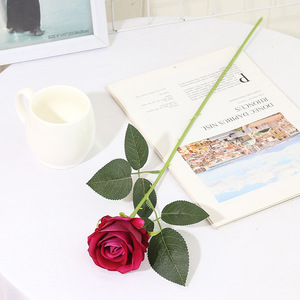 Vente en gros de roses artificielles en velours de haute qualité personnalisées, fleurs décoratives rouges blanches personnalisées, au toucher réel - Product Image 3