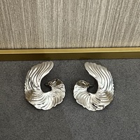 Boucles d'oreilles en cuivre plaqué, style abstrait et simple, texture exagérée, pétales irréguliers, design de niche
