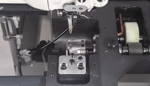 Machine à coudre industrielle intelligente JTK8F-90AJ, automatique, informatisée, à une aiguille, à plat, pour modèles, avec laser - Product Image 4