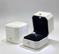 Boîte carrée en PU blanc mat haut de gamme, faite à la main, avec fermeture magnétique, doublure en velours noir, couvercle rabattable, éclairage LED intégré