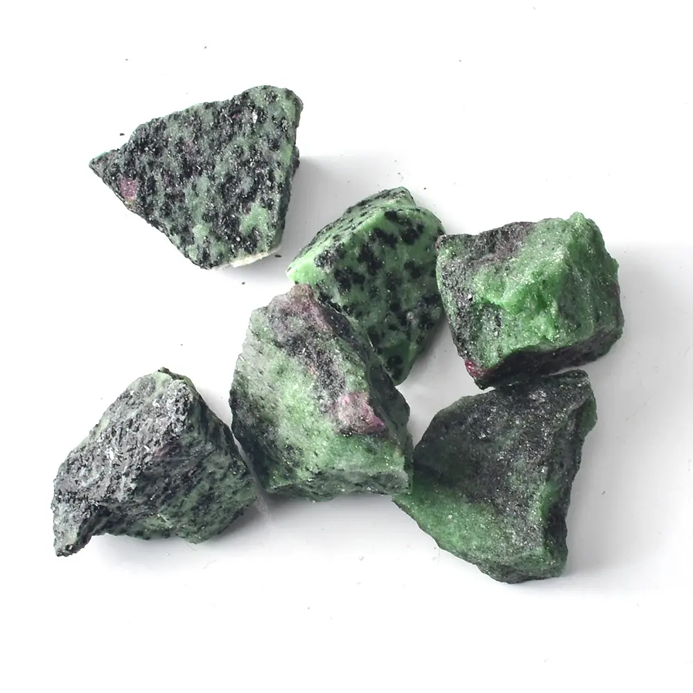 Rubí natural en especímenes minerales crudos de zoisita Piedra preciosa de cristal curativa de cuarzo de alta calidad