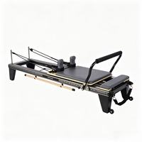 Reformer de Pilates noir en aluminium moulé sous pression avec système de poulies silencieuses et lit de base pour usage en studio et en salle de sport