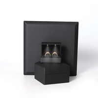 Boîte à bagues, bracelet et collier de style classique Emballage de bijoux Boîte à bijoux en plastique noir estampage or avec logo personnalisé et lumière LED