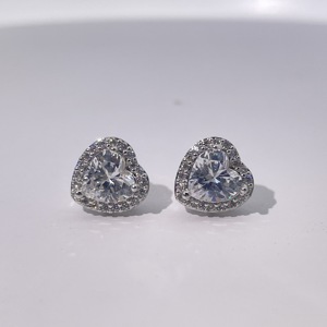Boucles d'oreilles clous en forme de cœur en zircon blanc plaqué or classique et élégant pour femmes Tianyu Gems - Product Image 5