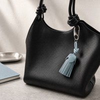 Porte-clés personnalisé en PU avec pompon et boucle tressée, accessoire neutre pour sac à main, idéal pour cadeau, vente au détail, OEM, vente en gros